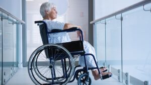 anziana sedia a rotelle carrozzina