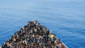 Una barca di una Ong piena di immigrati il 3/3/2019 nel Mar Mediterraneo, vicino alla Libia