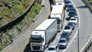 Coda autostrada camion entrata tunnel del Monte Bianco