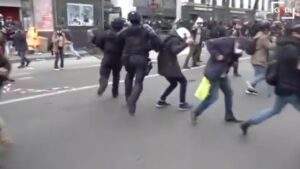 carica polizia marzo 2023 manifestazione contro la riforma delle pensioni in Francia