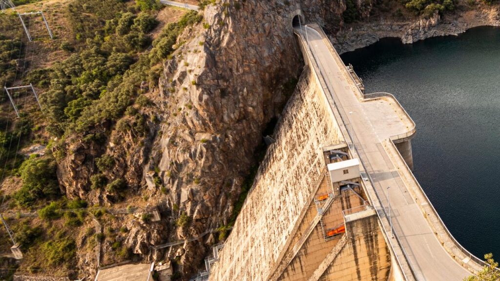 Poferrada, Spagna. La Presa o Embalse de Barcena (Barcena Dam), diga nella regione di El Bierzo con una centrale idroelettrica