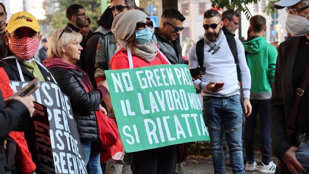 Milano - italia - 16 ottobre 2021 - manifestazione contro il green pass il lavoro non si ricatta