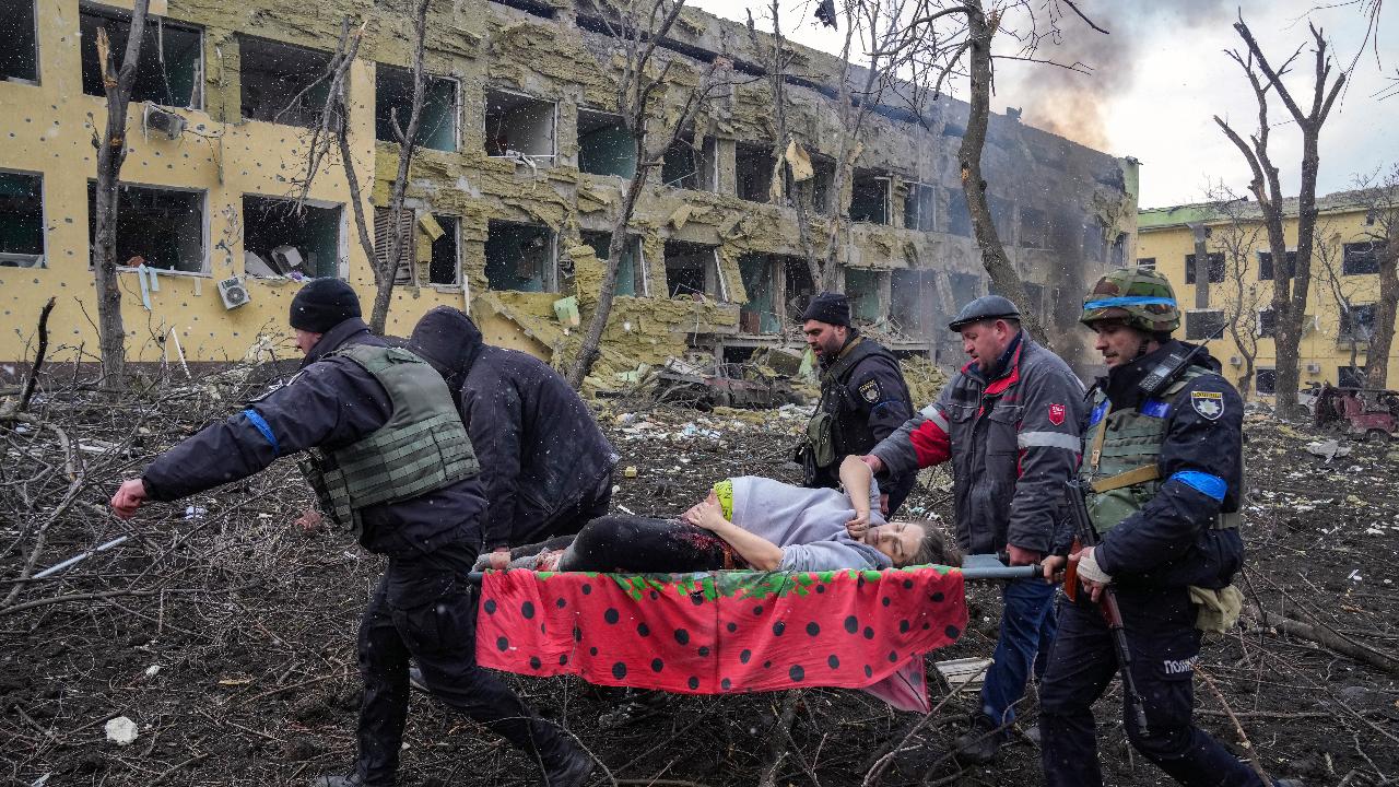 World Press Photo 2023 - La foto dell'anno è andata al fotografo ucraino Evgeniy Maloletka per la sua immagine straziante scattata il 9 marzo 2022 durante l’assedio di Mariupol in Ucraina