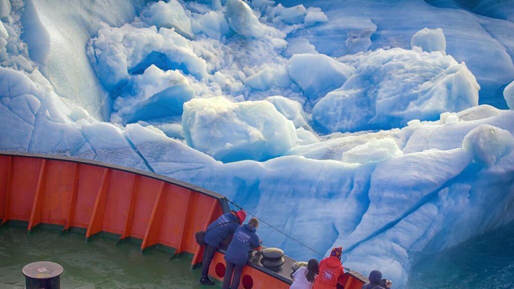Franz Joseph Land - 10 luglio 2016: Crociera turistica nell'alto Artico. La nave naviga vicino al piccolo iceberg. Ma dovremmo ricordare che il 90% della montagna di ghiaccio è sott'acqua. Titanic Iceberg era un po' di più grande