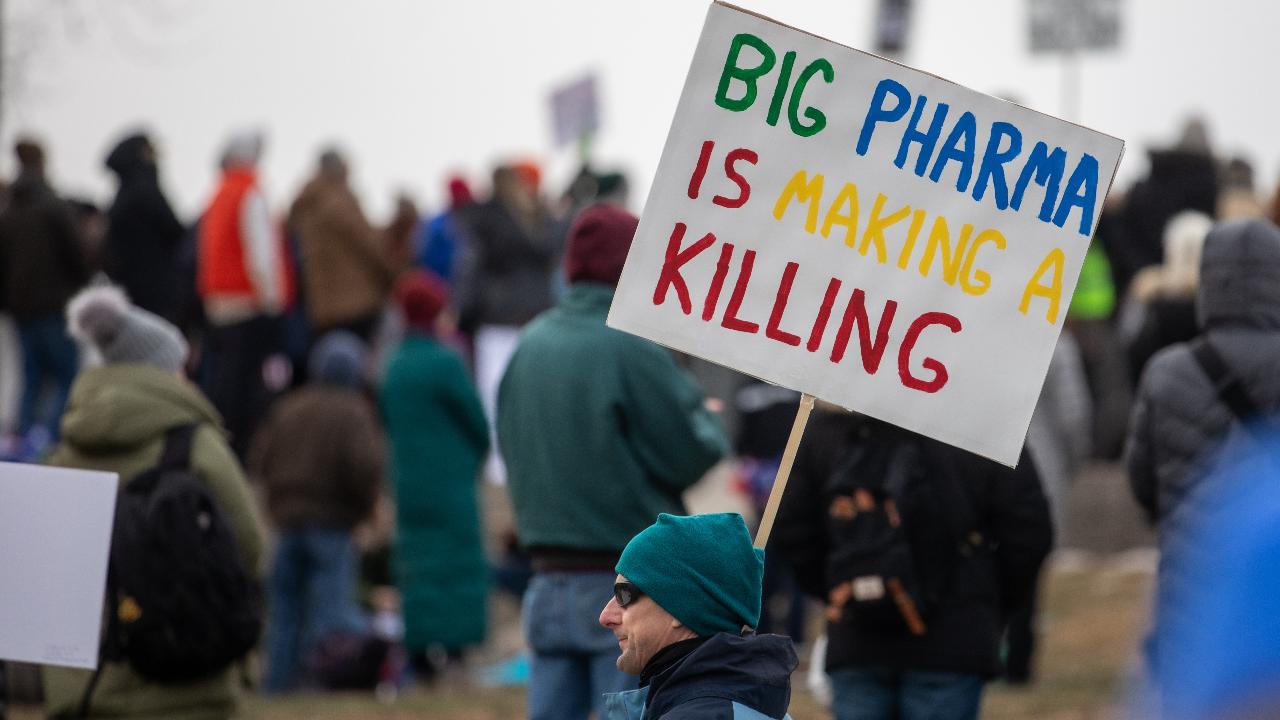 Big Pharma is making killing Washington, DC, USA - 23 gennaio 2022: Migliaia di persone si riuniscono al Lincoln Memorial per protestare contro i mandati del vaccino COVID-19. L'evento è stato organizzato da Robert Kennedy, Jr.