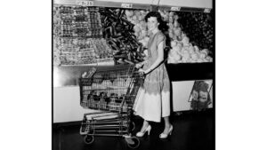 Donna che utilizza un carrello Sylvan Goldman in uso presso un negozio di alimentari Humpty Dumpty. (Collezione fotografica Meyers/Barney Hillerman, Oklahoma Historical Society)