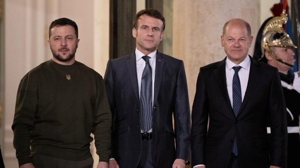 PARIGI, FRANCIA - 8 febbraio 2023: Il presidente francese Emmanuel Macron accoglie il presidente dell'Ucraina Volodymyr Zelensky con il cancelliere Olaf Scholz all'Elysée Palace per una cena di lavoro.