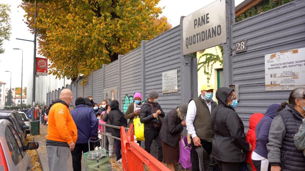 Milano ottobre 2021 - persone in coda per ricevere la sussistenza alimentare al Pane Quotidiano Fila mensa dei poveri