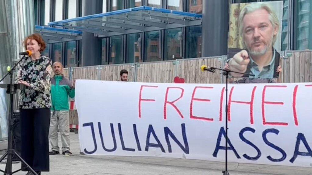 Ulrike Guerot, manifestazione a Berlino per Julian Assange - 3 luglio 2023