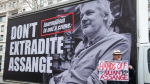 Londra, Regno Unito. 22nd febbraio 2020. Manifestante con striscione al raduno Don't Extradite Assange presso l'Australia House nello Strand, in segno di protesta contro l'estradizione negli Stati Uniti del fondatore di WikiLeaks, Julian Assange.