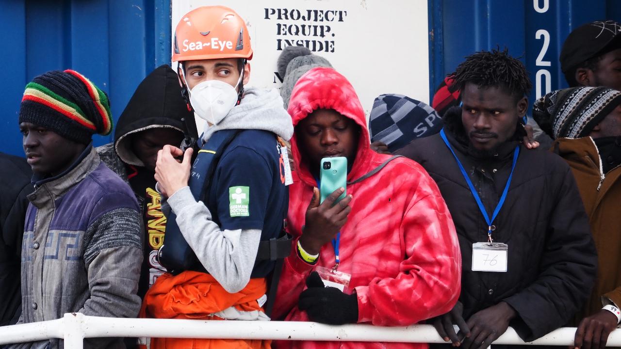 Napoli, Italia, 06-02-2023. 109 migranti lasciano la nave di salvataggio Sea Eye 4 nel porto di Napoli.