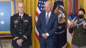 Biden alla cerimonia della medaglia d'onore della Casa Bianca per il veterano della guerra del Vietnam, il capitano Larry Taylor - settembre 2023