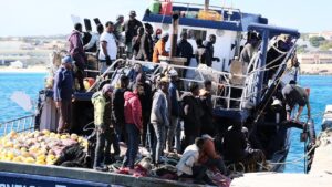 barcone migranti - Lampedusa, provincia di Agrigento, Sicilia, Italia, 25 marzo 2023, un peschereccio tunisino di nome Montacer sbarca nell'isola di Lampedusa con migranti a bordo nel 2023.