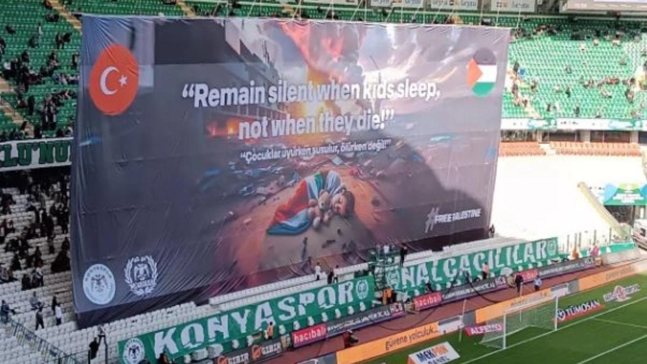 “Taci quando i bambini dormono, non quando muoiono”, lo striscione allo stadio dei tifosi del Konyaspor - ottobre 2023