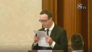 Federico Scarsi legge in senato la preghiera per i morti dopo il vaccino - Ottobre 2023