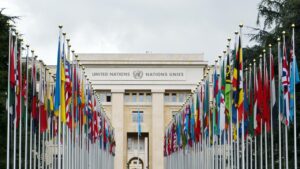Bandiere nazionali all'ingresso dell'ufficio delle Nazioni Unite, Ginevra, Svizzera Onu