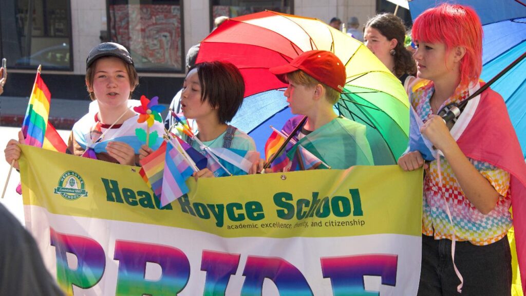 Oakland, California - 4 settembre 2022: scuola partecipa alla Oakland Gay Pride Parade a Broadway, nel centro di Oakland.