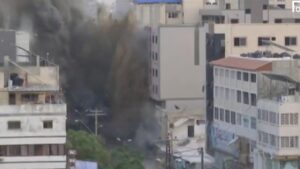 La Banca Nazionale di Gaza colpita da un attacco aereo israeliano - 8 ottobre 2023