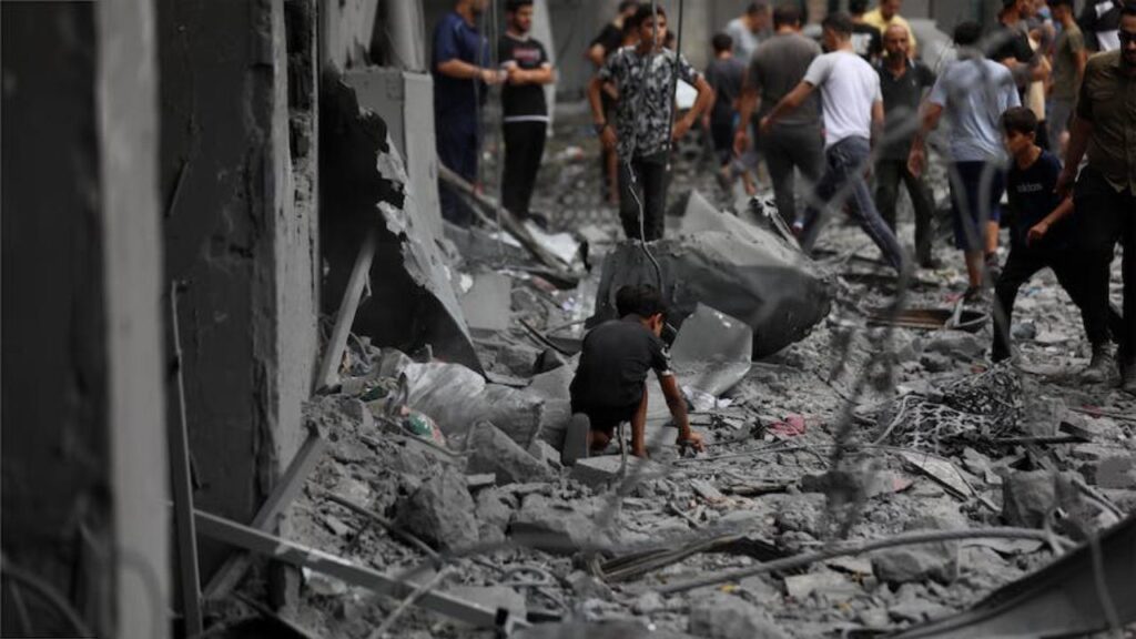 Bambino a Gaza dopo ii bombardamenti