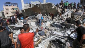 Palestinesi ispezionano la loro casa, dopo che è stata distrutta da un attacco aereo israeliano sulla città di Rafah, nel sud della Striscia di Gaza, il 10 novembre 2023.