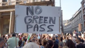 Milano settembre 2021 - Protesta contro il passaporto digitale Green Pass per il Covid-19 No green pass