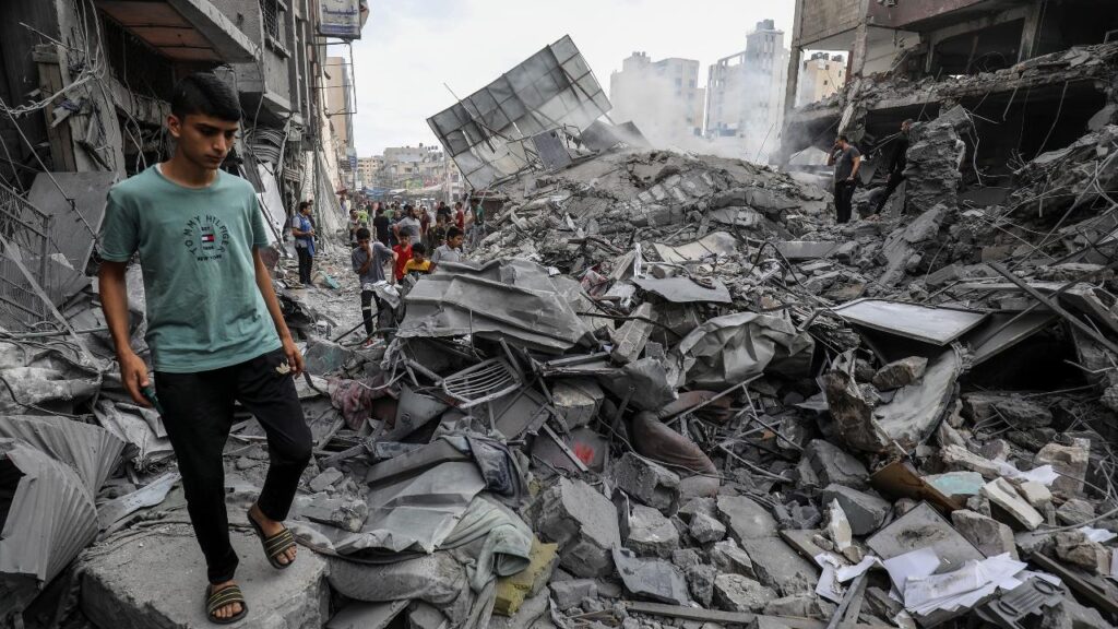 Gaza: Persone perquisiscono l'edificio del comune di Khan Yunis dopo un attacco aereo israeliano, nella città di Khan Yunis, a sud della Striscia di Gaza, il 10 ottobre 2023.