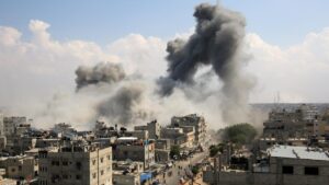 Si alza il fumo dopo gli attacchi aerei israeliani sulla città di Rafah, nel sud della Striscia di Gaza, il 10 ottobre 2023.