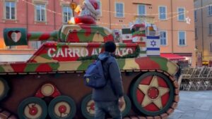 Carro Armato con Babbo Natale a Moden, "caro armato", opera di Lorenzo Lunati - Dicembre 2023