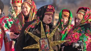 Kiev, Ucraina - 7 gennaio 2022: Ucraini in costumi nazionali durante la celebrazione del Natale ortodosso. Presepe di Natale in Ucraina. Antiche tradizioni invernali.