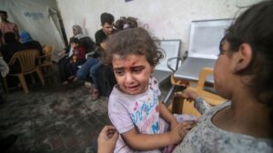 Palestinesi evacuati feriti dopo un attacco aereo israeliano nel campo profughi di Rafah, nel sud della Striscia di Gaza, il 12 ottobre 2023.