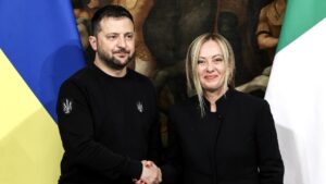 Roma, Italia - 13 maggio 2023: Volodymyr Zelensky, presidente dell'Ucraina, stringe la mano a Giorgia Meloni, primo ministro italiano, a Palazzo Chigi.