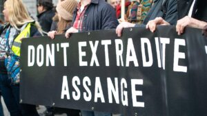 Don't extradite Assange Londra, Regno Unito. 22nd febbraio 2020. Lo striscione principale della marcia Don't Extradite Assange fuori dall'Australia House nello Strand, in segno di protesta contro l'estradizione negli Stati Uniti del fondatore di WikiLeaks, Julian Assange.