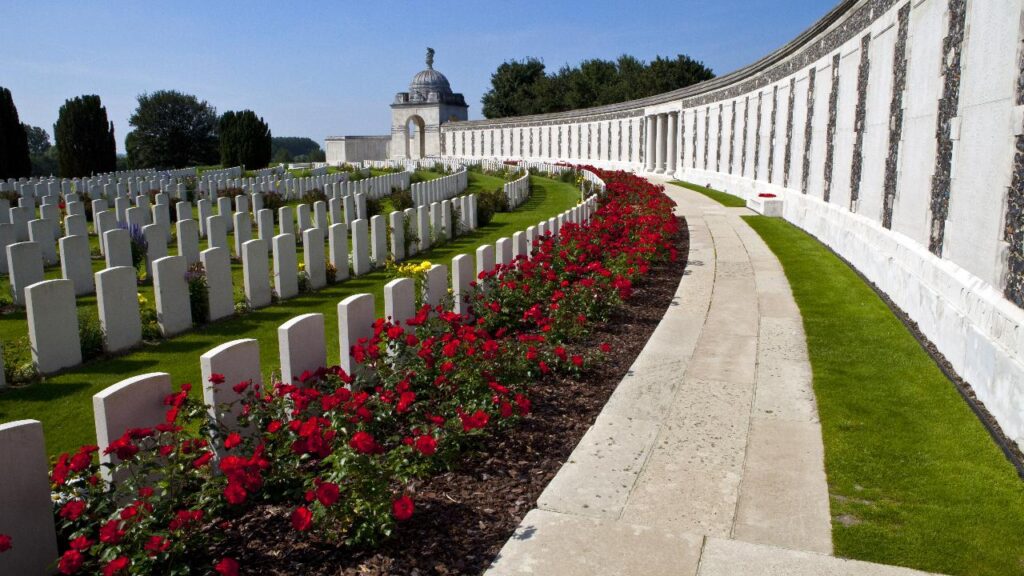 Cimitero Tyne Cot a Ypres, Belgio. Il Tyne Cot Commonwealth War Graves Cemetery and Memorial to the Missing è un luogo di sepoltura per i morti della Prima Guerra Mondiale negli Ypres.