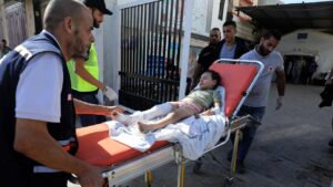 Palestinesi feriti sono stati trasferiti all'ospedale Al-Najjar dopo essere stati presi di mira da aerei da guerra israeliani, nella città di Rafah, a sud della Striscia di Gaza, il 13 ottobre 2023
