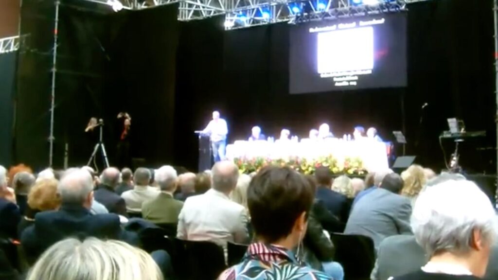 Il Dott. Paolo Schicchi durante l'assemblea dell'ordine dei medici di Brescia