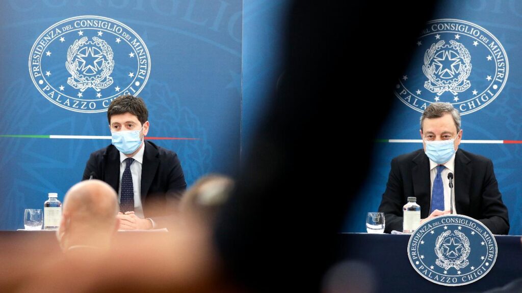 Roma, Italia - 16 aprile 2021: Mario Draghi, primo ministro italiano, a destra, e Roberto Speranza, ministro italiano della Salute, parlano durante una conferenza stampa a Roma.