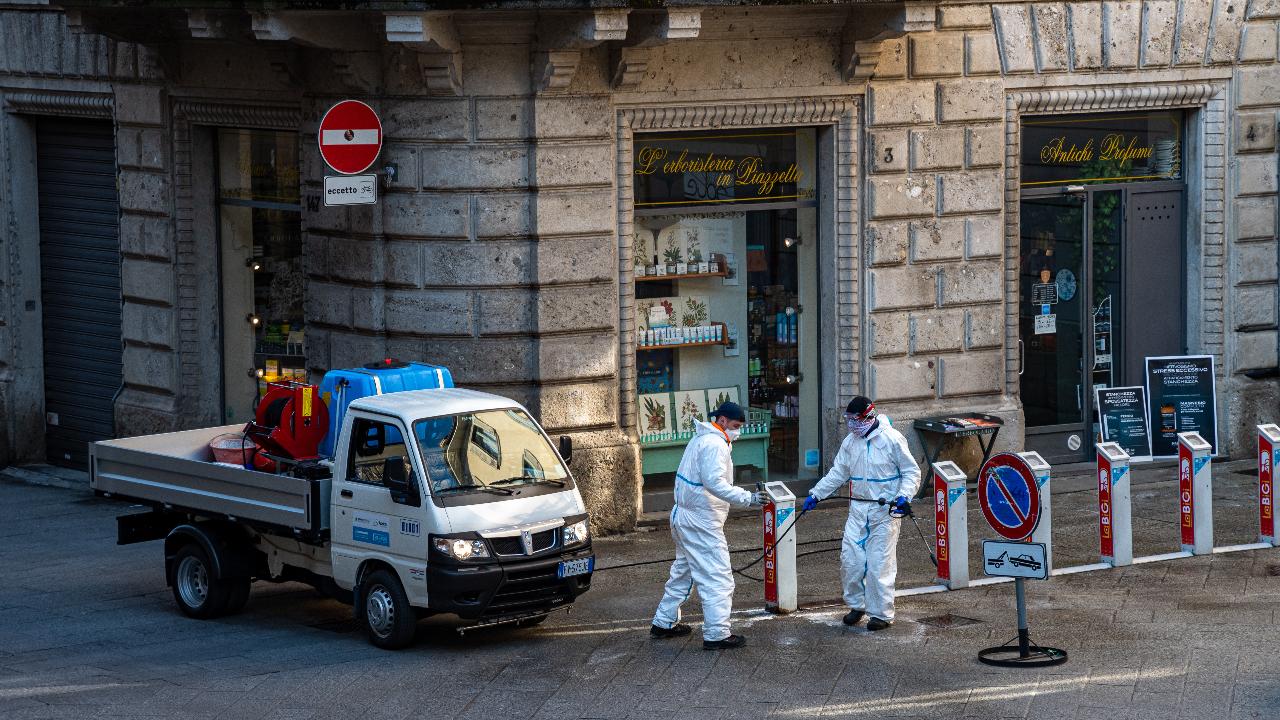 Bergamo, Italia – 2 aprile 2020 – Disinfezione e decontaminazione meticolosa delle strade come prevenzione contro la malattia da Coronavirus (SARS-Cov-2), epidemia di COVID-19.