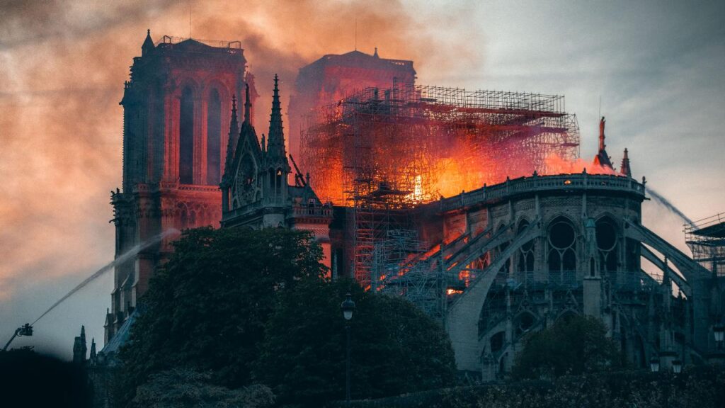 Notre Dame a Parigi in fiamme