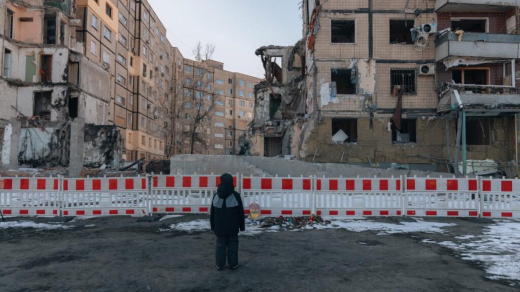 Impatto su un grattacielo nella città di Dnipro, Ucraina. Un edificio residenziale distrutto da un'esplosione dopo un attacco missilistico russo. DNIPRO, UCRAINA – 9 febbraio 2023.