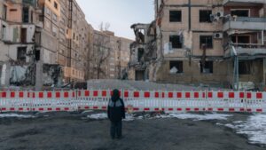 Impatto su un grattacielo nella città di Dnipro, Ucraina. Un edificio residenziale distrutto da un'esplosione dopo un attacco missilistico russo. DNIPRO, UCRAINA – 9 febbraio 2023.