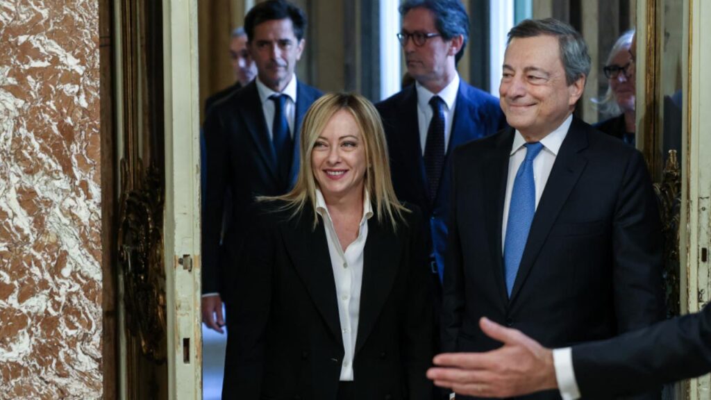 Roma, Italia - 23 ottobre 2022: Giorgia Meloni, primo ministro italiano entrante, e Mario Draghi, primo ministro italiano uscente, durante la cerimonia di consegna dei poteri