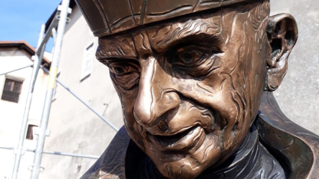 Sacro Monte di Varese - statua Paolo VI statua realizzata da Floriano Bodini