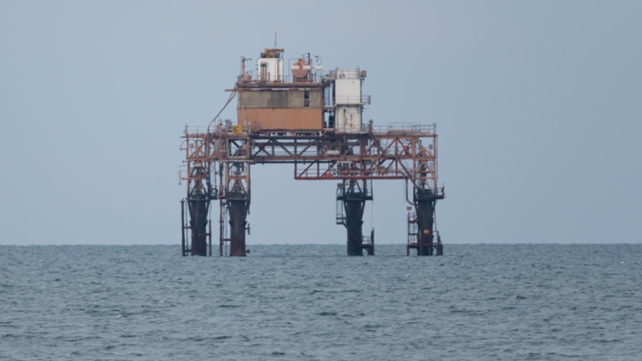 piattaforma di estrazione del gas davanti a Ravenna nel Mar Adriatico