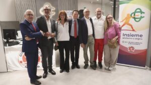 Bernasconi, Arnaudo, i rappresentanti del Club Scherma Legnano con il presidente regionale Maurizio Novellini e, a destra, l'assessore alla Quotidianità del comune di Legnano, Monica Berna Nasca