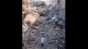 Hassan Abu Safiya cammina solo in mezzo alle macerie - Dicembre 2024