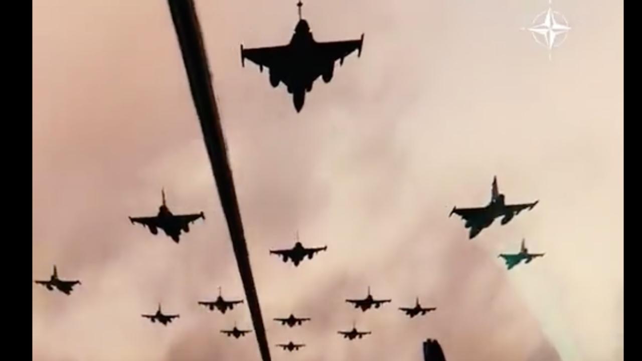 Gli auguri delle feste 2024 della Nato fatti con aerei da guerra che viaggiano in formazione albero di Natale.