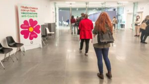 Hub vaccinale Bologna - pandemia Covid - L'italia rinasce con un fiore