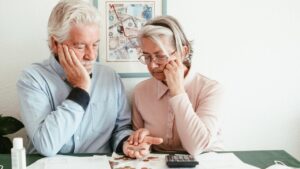 anziani povertà portafoglio vuoto