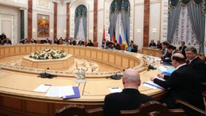 MINSK, BIELORUSSIA - 11 febbraio 2015: Il presidente dell'Ucraina Petro Poroshenko prima dei colloqui dei leader degli stati nel formato normanno a Minsk