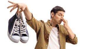 piedi scarpe puzzolenti